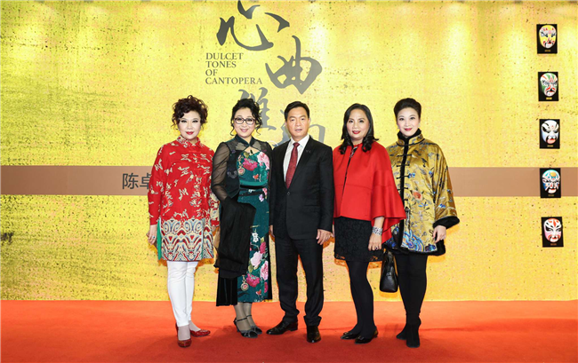 从左至右:中国戏剧梅花奖得主曾慧,国家一级演员陈韵红,陈卓林陆倩芳伉俪,广东省戏剧家协会第十届副主席蒋文端 从左至右:中国戏剧梅花奖得主曾慧,国家一级演员陈韵红,陈卓林陆倩芳伉俪,广东省戏剧家协会第十届副主席蒋文端